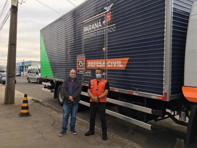 Famílias carentes de Guarapuava receberam, nesta quinta-feira (15), a doação de cobertores, calçados e peças de roupas arrecadados na ação solidária realizada pelo Escritório Regional do Instituto Água e Terra (IAT), que distribuiu 1.500 mudas de árvores frutíferas nativas em troca das doações. - curitiba, 15/07/2021 - Foto: SEDEST/IAT