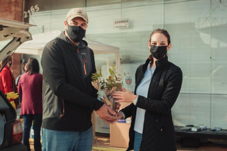 Famílias carentes de Guarapuava receberam, nesta quinta-feira (15), a doação de cobertores, calçados e peças de roupas arrecadados na ação solidária realizada pelo Escritório Regional do Instituto Água e Terra (IAT), que distribuiu 1.500 mudas de árvores frutíferas nativas em troca das doações. - curitiba, 15/07/2021 - Foto: SEDEST/IAT