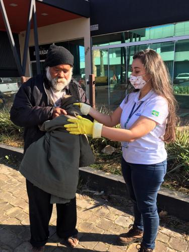 Famílias carentes de Guarapuava receberam, nesta quinta-feira (15), a doação de cobertores, calçados e peças de roupas arrecadados na ação solidária realizada pelo Escritório Regional do Instituto Água e Terra (IAT), que distribuiu 1.500 mudas de árvores frutíferas nativas em troca das doações. - curitiba, 15/07/2021 - Foto: SEDEST/IAT