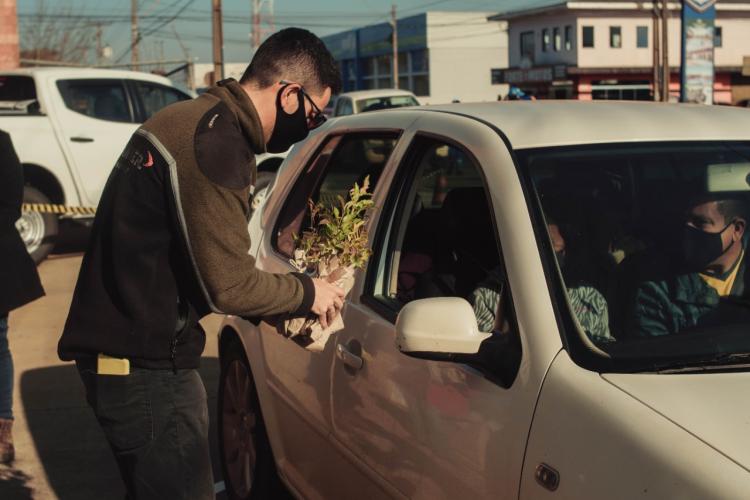 Famílias carentes de Guarapuava receberam, nesta quinta-feira (15), a doação de cobertores, calçados e peças de roupas arrecadados na ação solidária realizada pelo Escritório Regional do Instituto Água e Terra (IAT), que distribuiu 1.500 mudas de árvores frutíferas nativas em troca das doações. - curitiba, 15/07/2021 - Foto: SEDEST/IAT