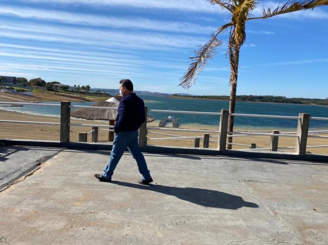 Uma nova regulamentação para o licenciamento ambiental de uso e ocupação das bordas do Reservatório Xavantes, na região do Angra Doce, será analisada pela Secretaria do Desenvolvimento Sustentável e do Turismo (Sedest). O anúncio foi feito pelo secretário da pasta, Márcio Nunes, durante visita no município de Carlópolis, nesta quinta-feira (29). - Curitiba, 29/07/2021 - Foto: SEDEST