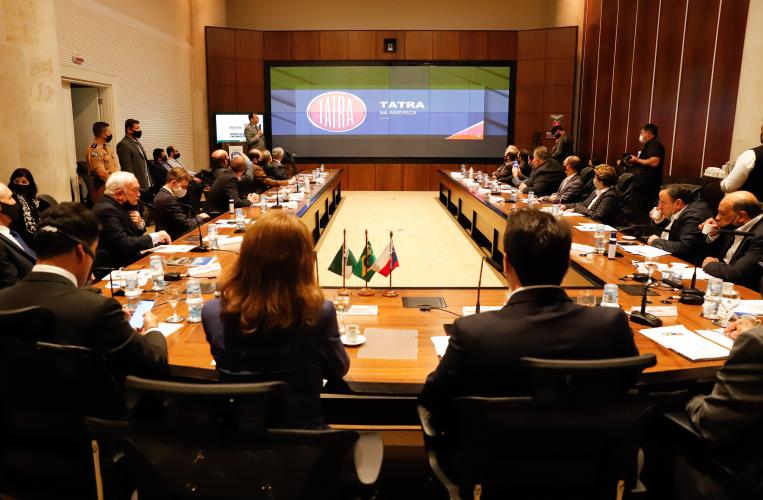 TATRA - A montadora de caminhões TatraBras, que pertence ao grupo CSG Aerospace, da República Tcheca, oficializou nesta quinta-feira (3) investimento de R$ 102 milhões até 2026 em uma planta em Ponta Grossa, na região dos Campos Gerais. O protocolo de adesão da empresa ao programa de benefícios fiscais do Paraná foi assinado pelo governador Carlos Massa Ratinho Junior e pelo presidente da empresa, Rui Lemes, no Palácio Iguaçu.- Curitiba, 03/09/2020 - Foto: Rodrigo Félix Leal