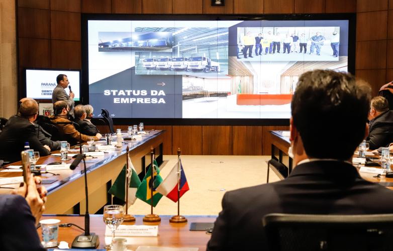 TATRA - A montadora de caminhões TatraBras, que pertence ao grupo CSG Aerospace, da República Tcheca, oficializou nesta quinta-feira (3) investimento de R$ 102 milhões até 2026 em uma planta em Ponta Grossa, na região dos Campos Gerais. O protocolo de adesão da empresa ao programa de benefícios fiscais do Paraná foi assinado pelo governador Carlos Massa Ratinho Junior e pelo presidente da empresa, Rui Lemes, no Palácio Iguaçu.- Curitiba, 03/09/2020 - Foto: Rodrigo Félix Leal