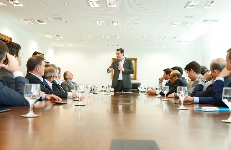 KLABIN - O Governo do Estado e a Klabin anunciaram nesta terça-feira (17) um investimento de R$ 450 milhões da empresa para obras de infraestrutura. O protocolo de intenções que formalizou o investimento foi assinado pelo governador Carlos Massa Ratinho Junior, pelo diretor-geral da Klabin, Cristiano Cardoso Teixeira; o diretor de Projetos da empresa, Francisco Razzolini; e pelos secretários Renê Garcia (Fazenda), Valdemar Bernardo Jorge (Planejamento e Projetos Estruturantes) e Sandro Alex (Infraestrutura