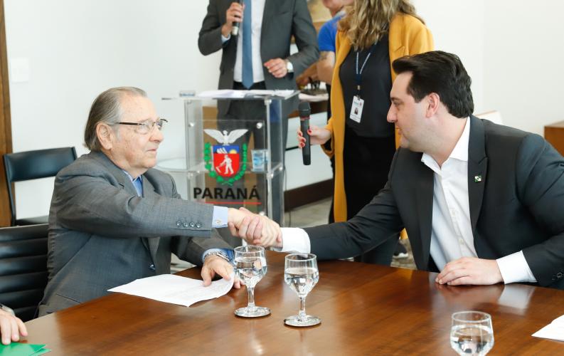 KLABIN - O Governo do Estado e a Klabin anunciaram nesta terça-feira (17) um investimento de R$ 450 milhões da empresa para obras de infraestrutura. O protocolo de intenções que formalizou o investimento foi assinado pelo governador Carlos Massa Ratinho Junior, pelo diretor-geral da Klabin, Cristiano Cardoso Teixeira; o diretor de Projetos da empresa, Francisco Razzolini; e pelos secretários Renê Garcia (Fazenda), Valdemar Bernardo Jorge (Planejamento e Projetos Estruturantes) e Sandro Alex (Infraestrutura