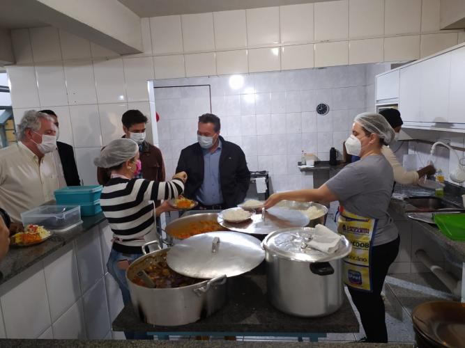 O secretário do Desenvolvimento Sustentável e do Turismo (Sedest), Márcio Nunes, entregou, nesta segunda-feira (02), alimentos e rações para instituições de Umuarama, o Noroeste do Estado. - Curitiba, 02/08/2021 - Foto: SEDEST