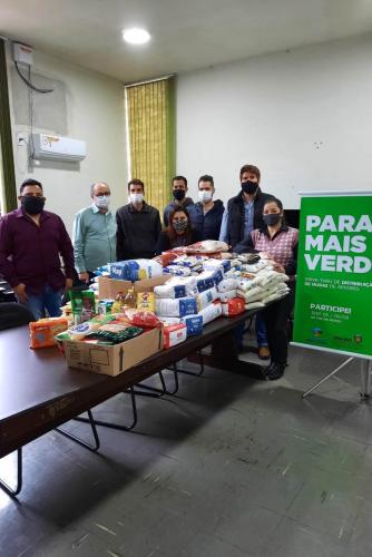Os donativos arrecadados pela ação solidária do Escritório Regional do Instituto Água e Terra (IAT) em Foz do Iguaçu foram distribuídas nesta quinta-feira (12). A ação faz parte do Programa Paraná Mais Verde com doação de mudas nativas em troca de doações para ajudar famílias em situação de vulnerabilidade. - foz do iguaçu, 13/08/2021 - Foto: IAT