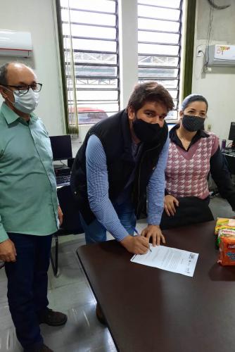 Os donativos arrecadados pela ação solidária do Escritório Regional do Instituto Água e Terra (IAT) em Foz do Iguaçu foram distribuídas nesta quinta-feira (12). A ação faz parte do Programa Paraná Mais Verde com doação de mudas nativas em troca de doações para ajudar famílias em situação de vulnerabilidade. - foz do iguaçu, 13/08/2021 - Foto: IAT