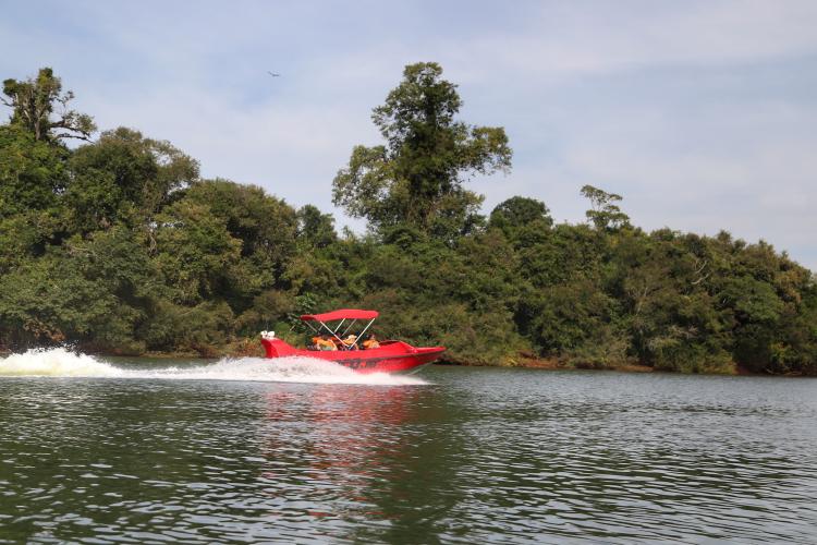 Tem praia, tem trilha, lugar para a família, cultura e aventura. Tem emoção, comida boa, rio e lagoa. Esse é um dos trechos da trilha sonora que embala a campanha de marketing da retomada do turismo no Paraná. Na foto, Capanema - Ilha do Sol - Parque Nacional Iguaçu