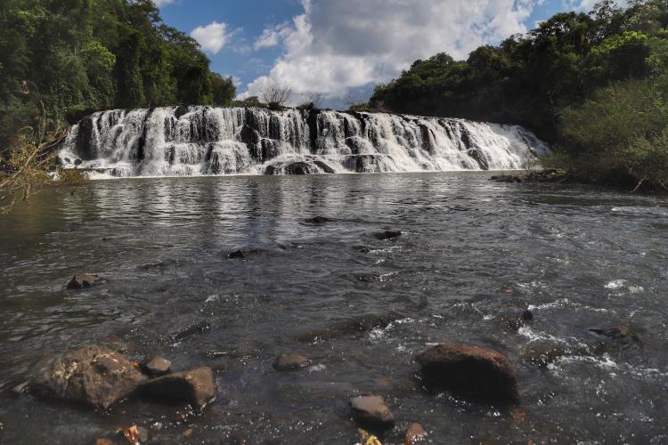 Tem praia, tem trilha, lugar para a família, cultura e aventura. Tem emoção, comida boa, rio e lagoa. Esse é um dos trechos da trilha sonora que embala a campanha de marketing da retomada do turismo no Paraná. - Na foto, Capanema - Rio Silva Jardim.