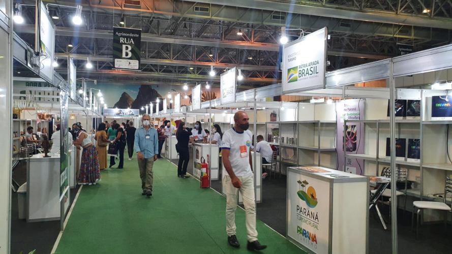 O Estado do Paraná foi representado na 28ª Agrinordeste, tradicional feira realizada em Recife (PE), que termina nesta sexta-feira (08). O evento é uma oportunidade para a atração de mais turistas ao Estado, especialmente no turismo rural e no enoturismo, principais destaques paranaenses na feira. - Curitiba, 07/10/2021 - Foto: Paraná Turismo