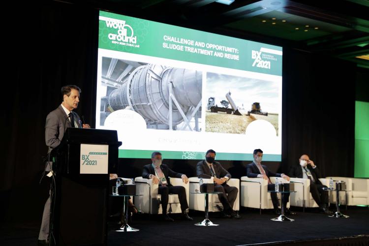 A Companhia de Saneamento do Paraná (Sanepar) reforçou nesta semana o seu propósito com a compensação de gases de efeito estufa. A empresa recebeu um certificado de compromisso ambiental entregue pelo Instituto de Tecnologia do Paraná (Tecpar). A entrega ao governador Carlos Massa Ratinho Junior e ao presidente da empresa, Claudio Stabile, foi nesta quarta-feira (13), nos Emirados Árabes Unidos, onde o Paraná apresenta a sua sustentabilidade ao mundo.Foto: Governo do Paraná