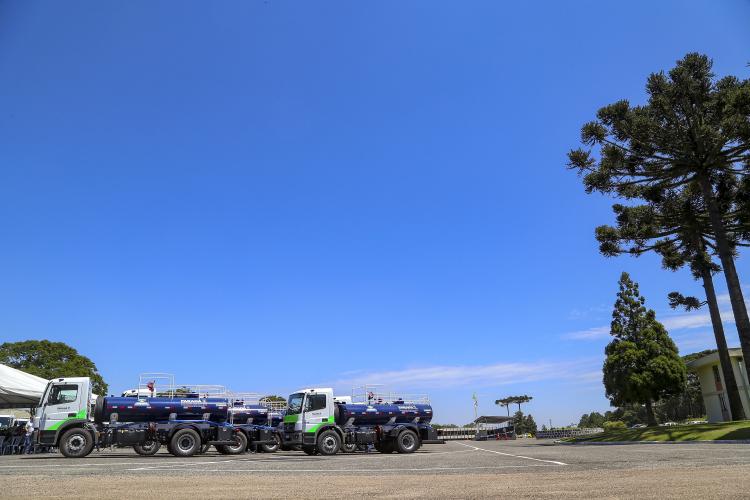 O governador Carlos Massa Ratinho Junior entregou nesta terça-feira (21), em cerimônia na Academia Policial Militar do Guatupê, em São José dos Pinhais, mais 41 caminhões-pipa para 40 diferentes municípios do Estado.