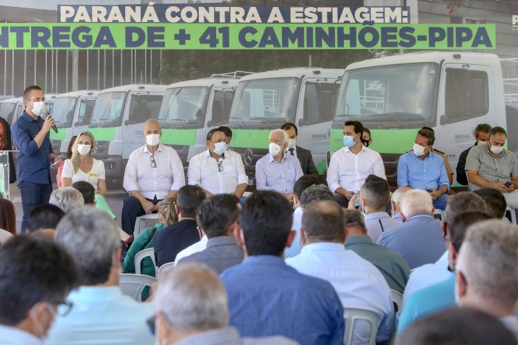 O governador Carlos Massa Ratinho Junior entregou nesta terça-feira (21), em cerimônia na Academia Policial Militar do Guatupê, em São José dos Pinhais, mais 41 caminhões-pipa para 40 diferentes municípios do Estado.