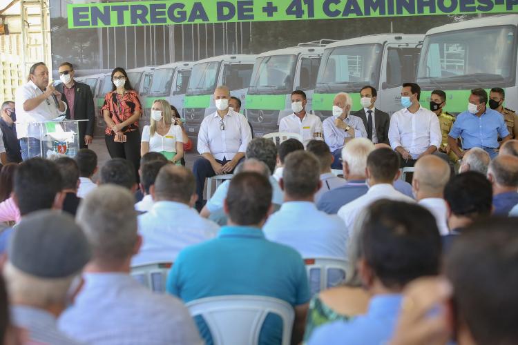 O governador Carlos Massa Ratinho Junior entregou nesta terça-feira (21), em cerimônia na Academia Policial Militar do Guatupê, em São José dos Pinhais, mais 41 caminhões-pipa para 40 diferentes municípios do Estado.