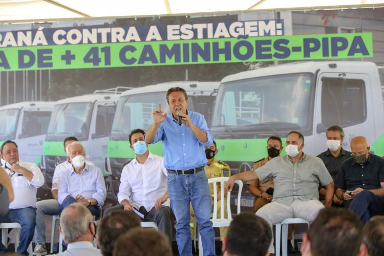 O governador Carlos Massa Ratinho Junior entregou nesta terça-feira (21), em cerimônia na Academia Policial Militar do Guatupê, em São José dos Pinhais, mais 41 caminhões-pipa para 40 diferentes municípios do Estado.