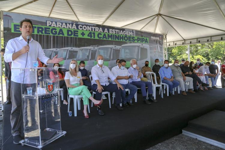 O governador Carlos Massa Ratinho Junior entregou nesta terça-feira (21), em cerimônia na Academia Policial Militar do Guatupê, em São José dos Pinhais, mais 41 caminhões-pipa para 40 diferentes municípios do Estado.