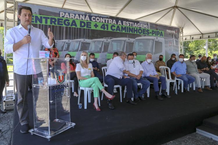O governador Carlos Massa Ratinho Junior entregou nesta terça-feira (21), em cerimônia na Academia Policial Militar do Guatupê, em São José dos Pinhais, mais 41 caminhões-pipa para 40 diferentes municípios do Estado.