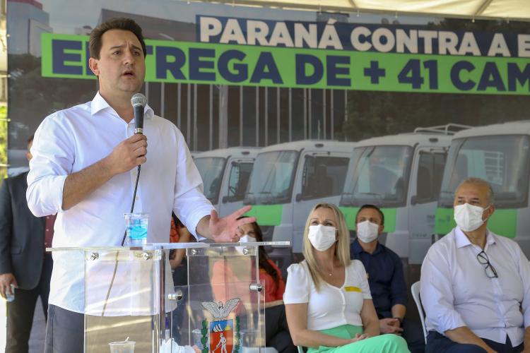 O governador Carlos Massa Ratinho Junior entregou nesta terça-feira (21), em cerimônia na Academia Policial Militar do Guatupê, em São José dos Pinhais, mais 41 caminhões-pipa para 40 diferentes municípios do Estado.