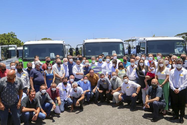 O governador Carlos Massa Ratinho Junior entregou nesta terça-feira (21), em cerimônia na Academia Policial Militar do Guatupê, em São José dos Pinhais, mais 41 caminhões-pipa para 40 diferentes municípios do Estado.