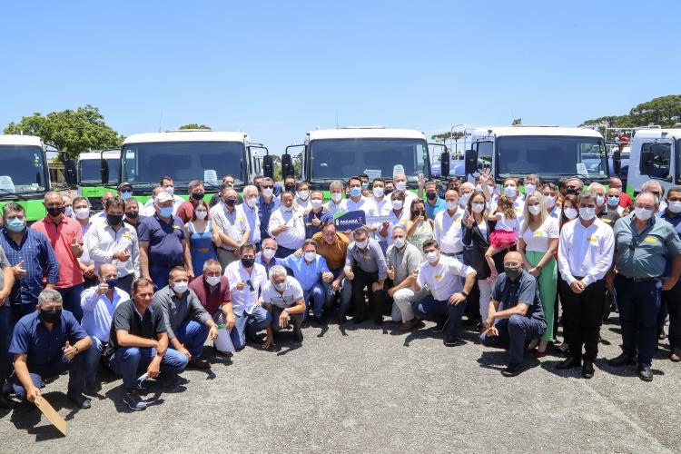 O governador Carlos Massa Ratinho Junior entregou nesta terça-feira (21), em cerimônia na Academia Policial Militar do Guatupê, em São José dos Pinhais, mais 41 caminhões-pipa para 40 diferentes municípios do Estado.