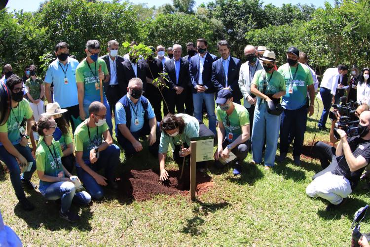 Governador Carlos Massa Ratinho Junior acompanha o plantio da 24ª milionésima árvore pela Itaipu Binacional - Foz do Iguaçu, 03/12/2021 Foto: José Fernando Ogura/AEN