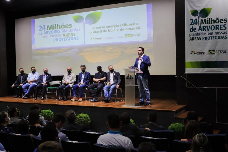 Governador Carlos Massa Ratinho Junior acompanha o plantio da 24ª milionésima árvore pela Itaipu Binacional - Foz do Iguaçu, 03/12/2021 Foto: José Fernando Ogura/AEN