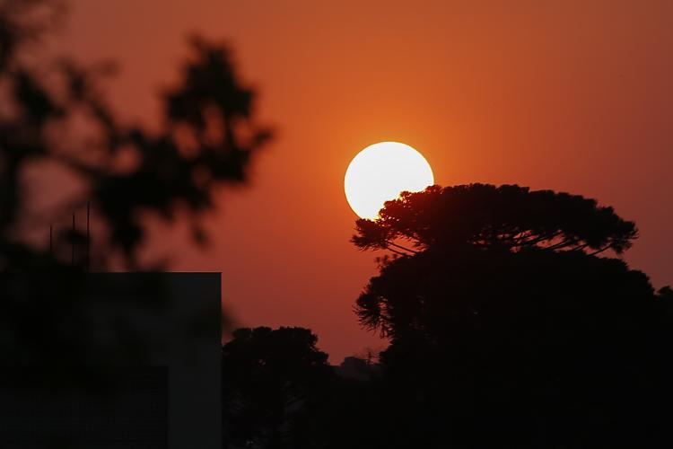 Curitiba-01-10-2020 - Calor em Curitiba - Por do Sol no Centro Civico