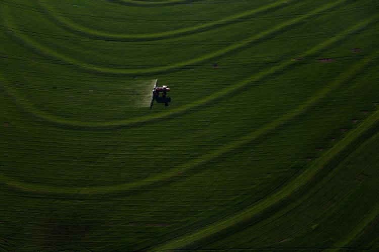 Estado e Faep divulgam cartilha para ajudar produtores rurais com questões ambientais.