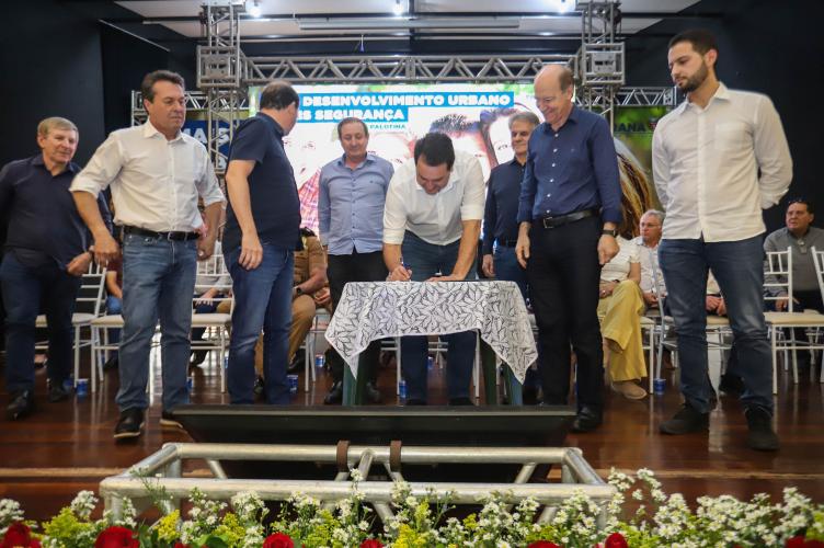 O governador Carlos Massa Ratinho Junior formalizou a entrega nesta sexta-feira (24), em Palotina, no Oeste do Estado, da licença de instalação da Unidade Produtora de Leitões Desmamados da cooperativa C.Vale no município.