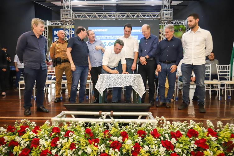 O governador Carlos Massa Ratinho Junior formalizou a entrega nesta sexta-feira (24), em Palotina, no Oeste do Estado, da licença de instalação da Unidade Produtora de Leitões Desmamados da cooperativa C.Vale no município.