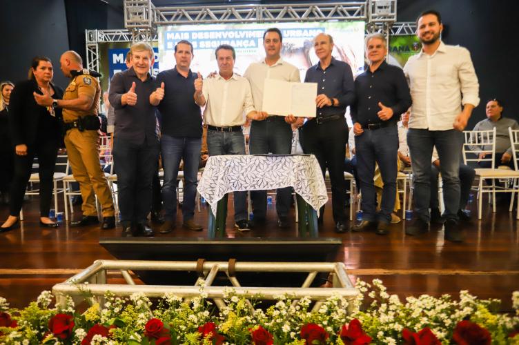 O governador Carlos Massa Ratinho Junior formalizou a entrega nesta sexta-feira (24), em Palotina, no Oeste do Estado, da licença de instalação da Unidade Produtora de Leitões Desmamados da cooperativa C.Vale no município.