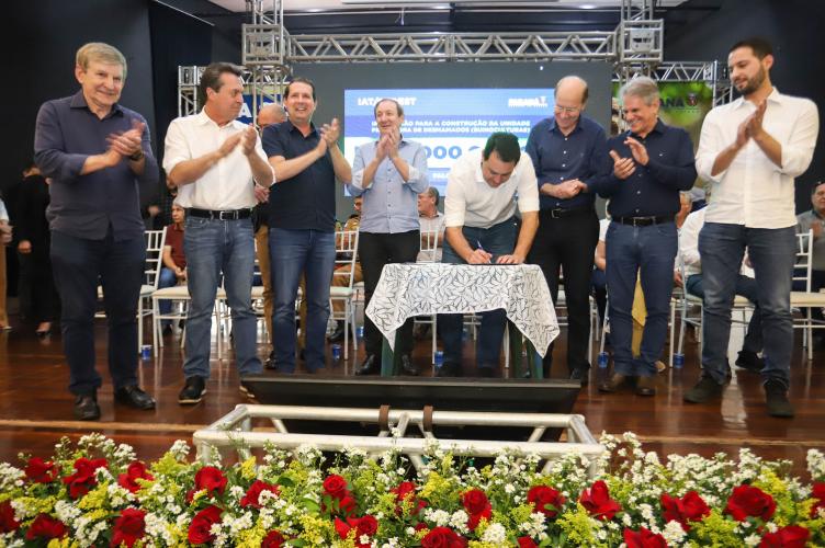 O governador Carlos Massa Ratinho Junior formalizou a entrega nesta sexta-feira (24), em Palotina, no Oeste do Estado, da licença de instalação da Unidade Produtora de Leitões Desmamados da cooperativa C.Vale no município.