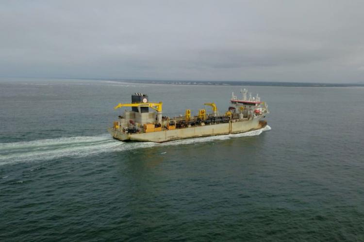 Orla de Matinhos: navio de 166 metros que fará a dragagem de areia já está no Paraná