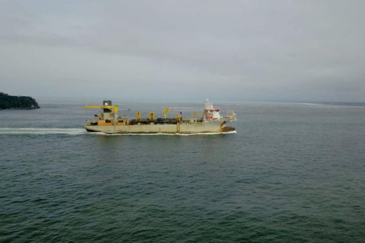 Orla de Matinhos: navio de 166 metros que fará a dragagem de areia já está no Paraná