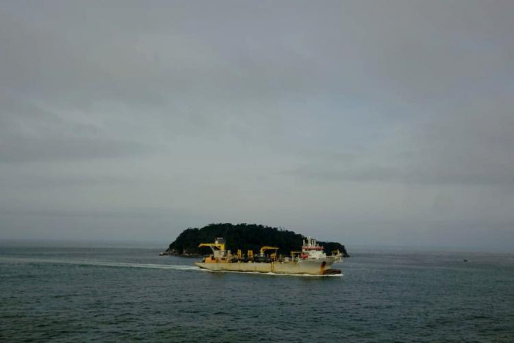 Orla de Matinhos: navio de 166 metros que fará a dragagem de areia já está no Paraná