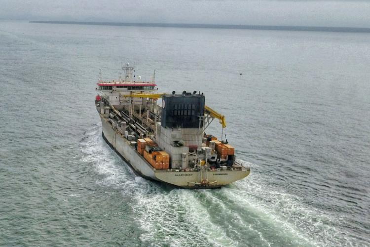 Orla de Matinhos: navio de 166 metros que fará a dragagem de areia já está no Paraná