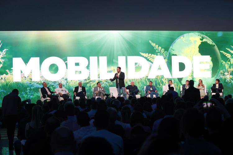 Governador defende expansão das políticas de sustentabilidade em encontro com prefeitos