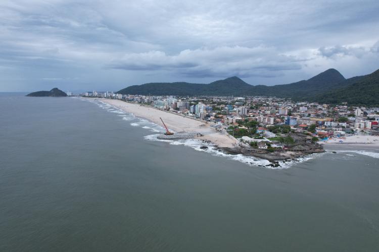 Começam a ser instaladas as peças de concreto que vão preservar a orla de Matinhos