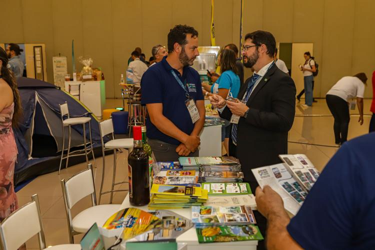 Atrativos turísticos do Paraná são destaque de feira internacional em Foz do Iguaçu