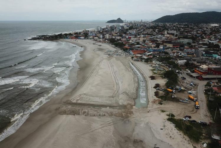 Primeiro headland começa a ganhar forma na Orla de Matinhos -