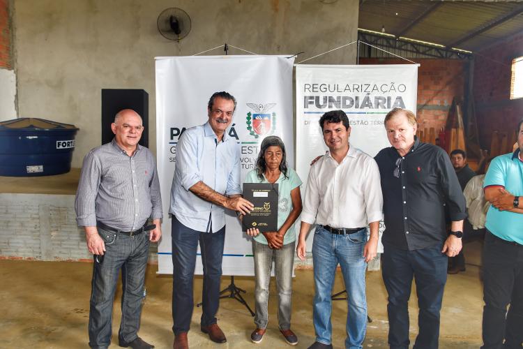 Governo do Estado entrega 94 títulos de domínio e matrículas em Ivaí, nos Campos Gerais - Foto: Denis Ferreira Netto