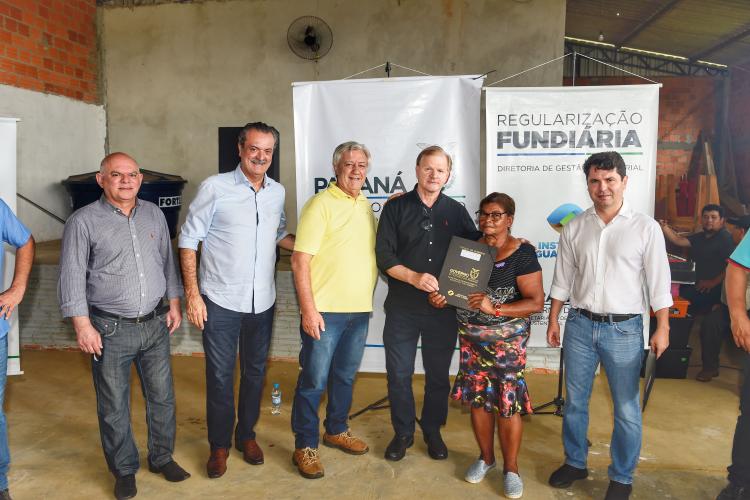 Governo do Estado entrega 94 títulos de domínio e matrículas em Ivaí, nos Campos Gerais - Foto: Denis Ferreira Netto
