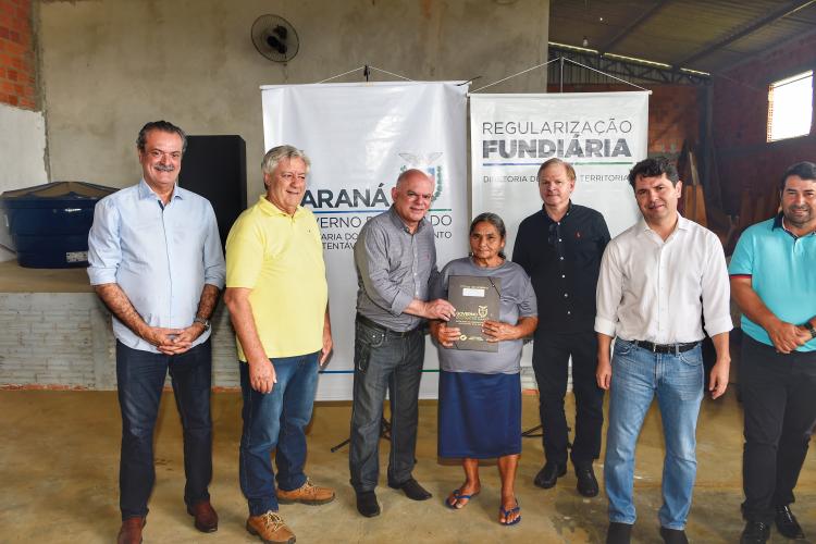 Governo do Estado entrega 94 títulos de domínio e matrículas em Ivaí, nos Campos Gerais - Foto: Denis Ferreira Netto