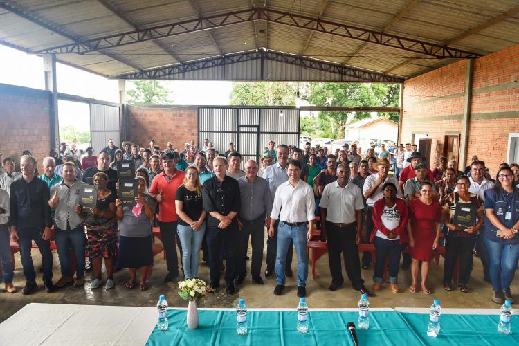 Governo do Estado entrega 94 títulos de domínio e matrículas em Ivaí, nos Campos Gerais - Foto: Denis Ferreira Netto