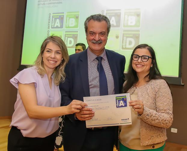 Paraná entrega 83 certificados a empresas e companhias que cumprem papel ambiental - Foto: Alessandro Vieira/SEDEST