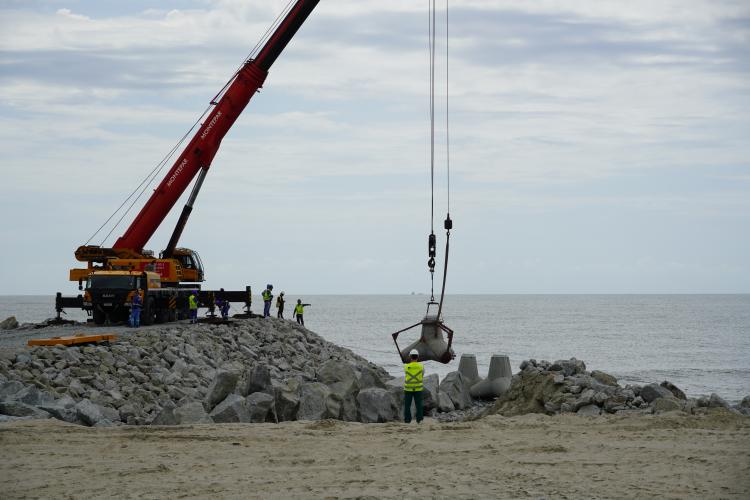 Começam a ser instaladas as peças de concreto que vão preservar a orla de Matinhos