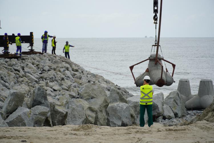 Começam a ser instaladas as peças de concreto que vão preservar a orla de Matinhos