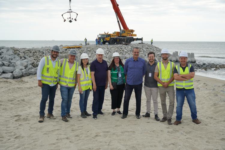 Começam a ser instaladas as peças de concreto que vão preservar a orla de Matinhos