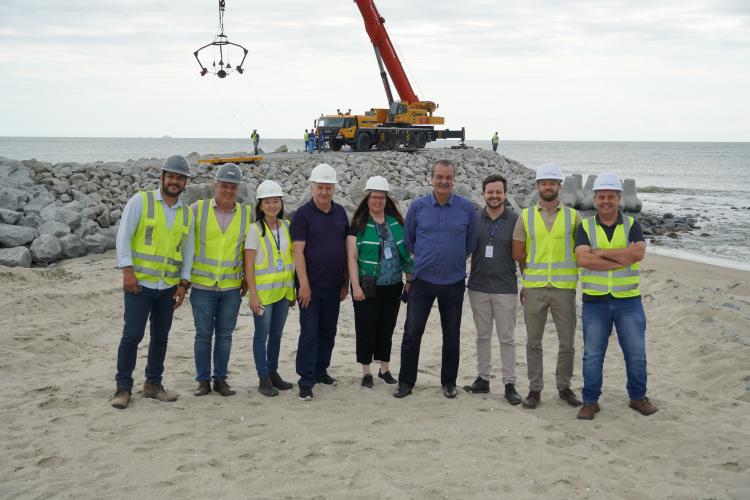 Começam a ser instaladas as peças de concreto que vão preservar a orla de Matinhos